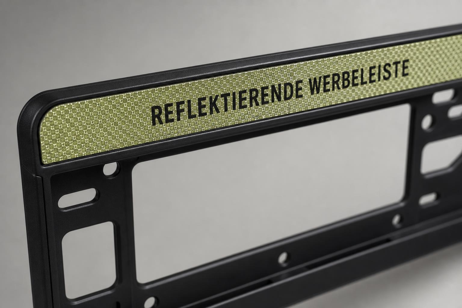 Makroaufnahme der bedruckten und reflektierenden Werbeleiste eines Kennzeichenhalters